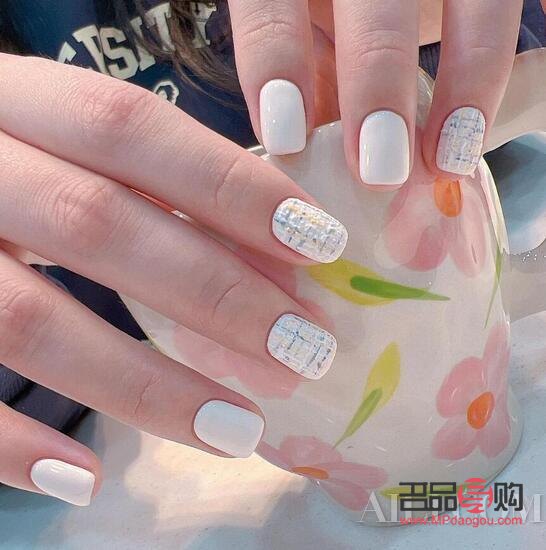 <h3>美甲美容:指尖上的艺术与时尚</h3> <h3>美甲美容:指尖上的艺术与时尚</h3>