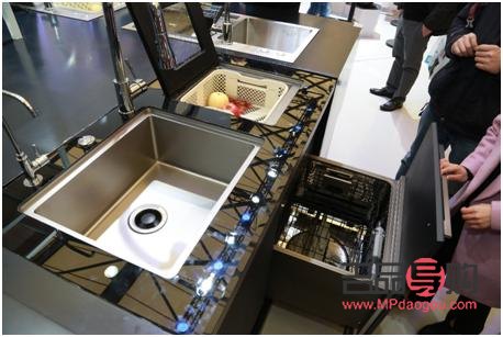 <h3>新生儿身体护理全攻略</h3> <h3>新生儿身体护理全攻略</h3>