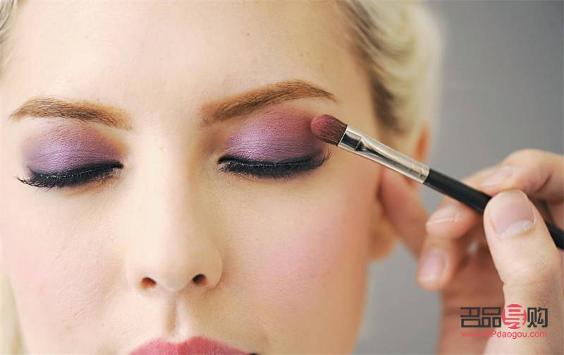 如何简单上彩妆(如何简单上彩妆视频) 如何简单上彩妆(如何简单上彩妆视频)
