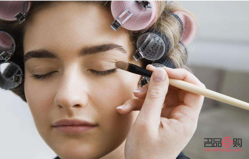 如何简单上彩妆(如何简单上彩妆视频) 如何简单上彩妆(如何简单上彩妆视频)