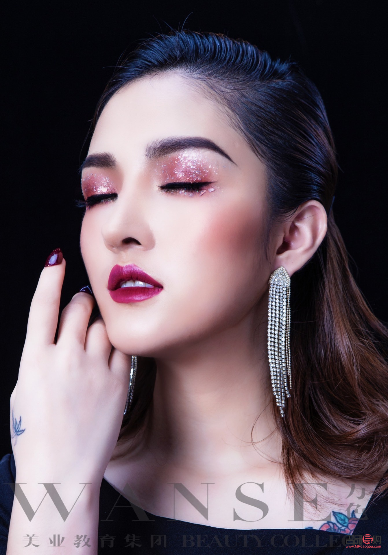 <h3>彩妆播讲指南:如何专业展示彩妆魅力</h3> <h3>彩妆播讲指南:如何专业展示彩妆魅力</h3>