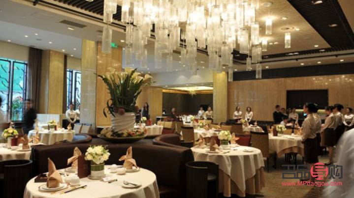 <h3>鞍山沈阳萃华金店：黄金珠宝的璀璨世界</h3>