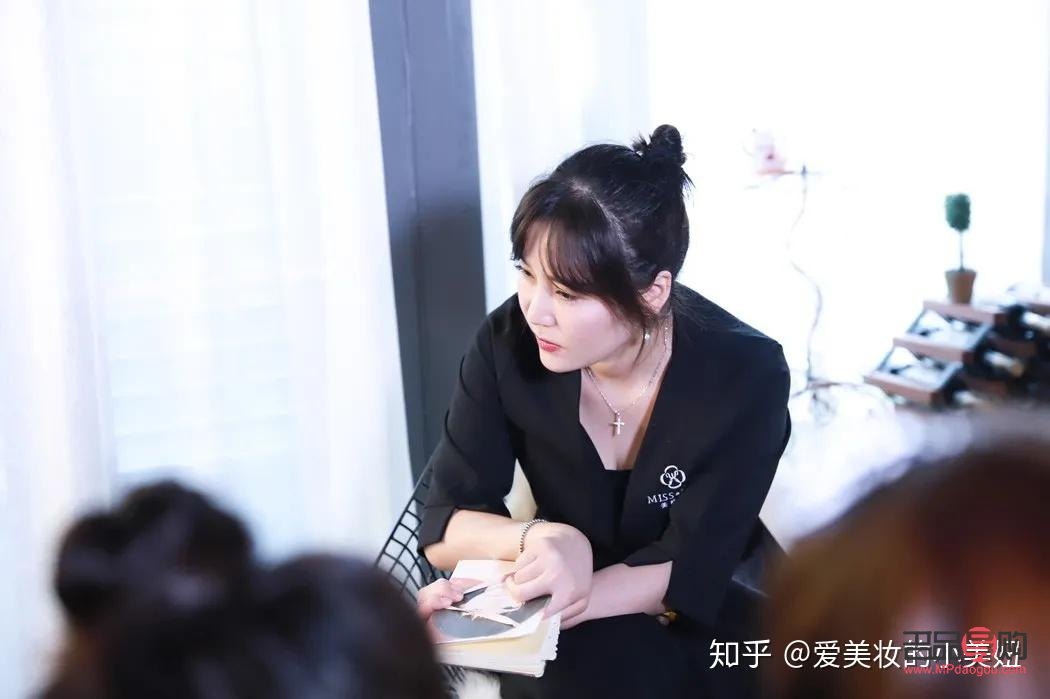 <h3>美容师能聊什么呢？专业话题与日常闲聊一网打尽！</h3>