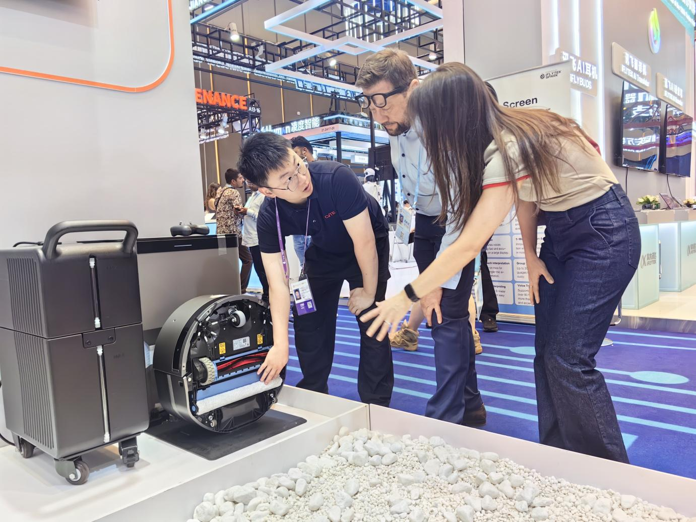 视源股份机器人产品集中亮相，产品已在海外市场陆续实现落地部署