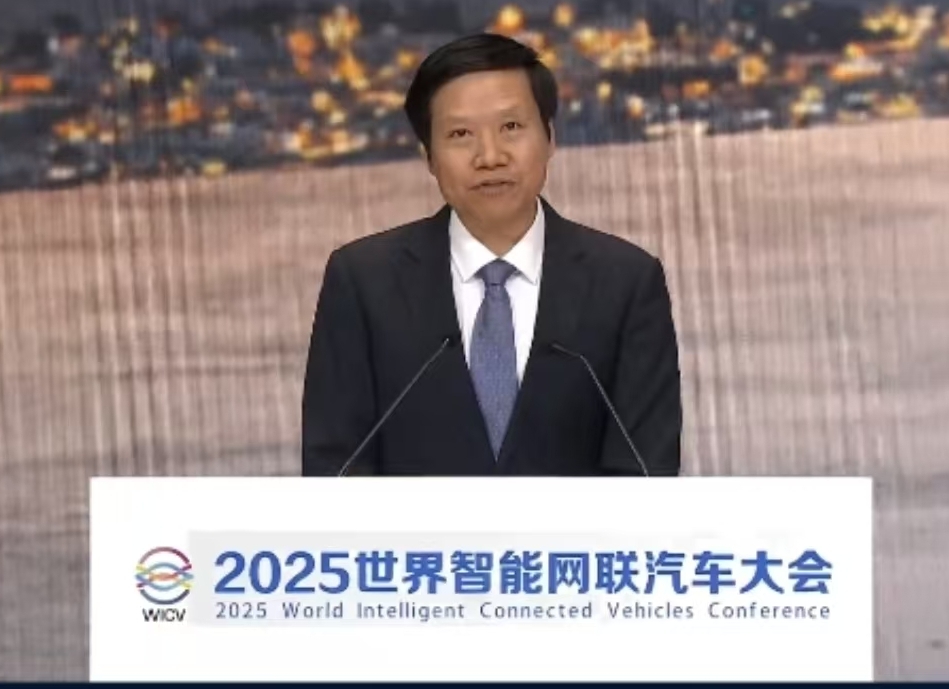 雷军演讲呼呼抵制黑公关 小米至今仍回避成都SU7事故