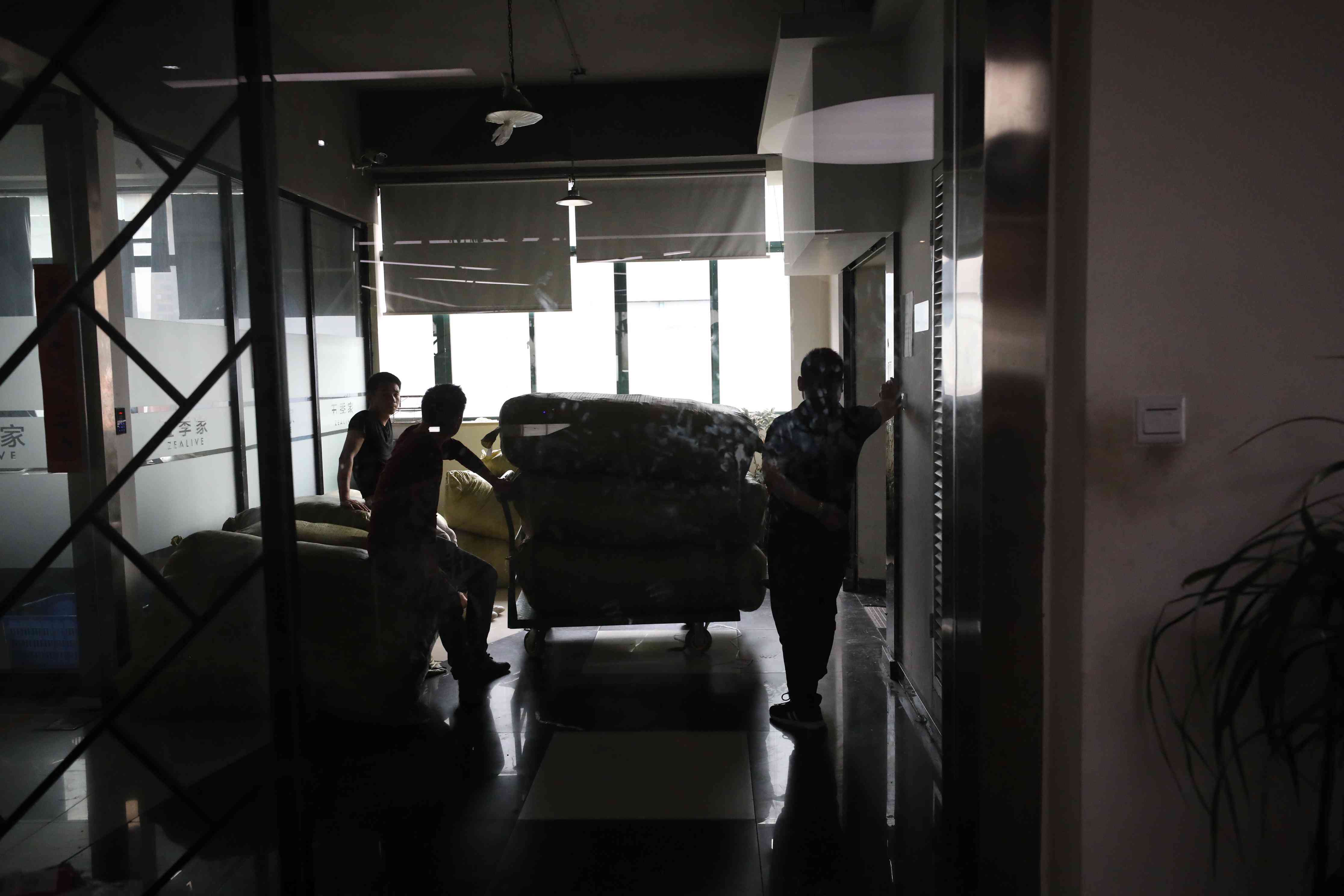 实拍杭州大码女装店 150斤胖妹做主播 一年多用布料200万平米！