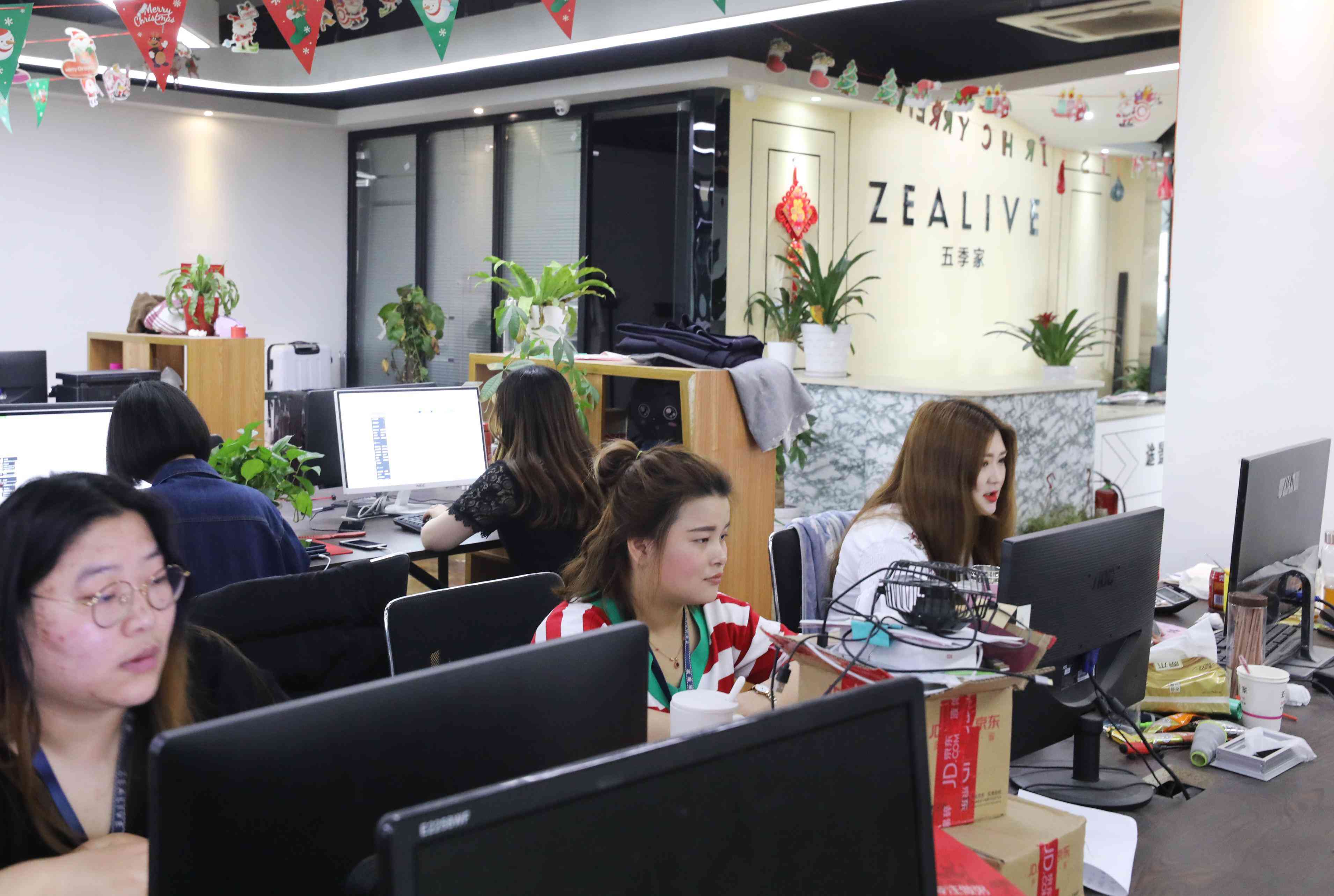 实拍杭州大码女装店 150斤胖妹做主播 一年多用布料200万平米！