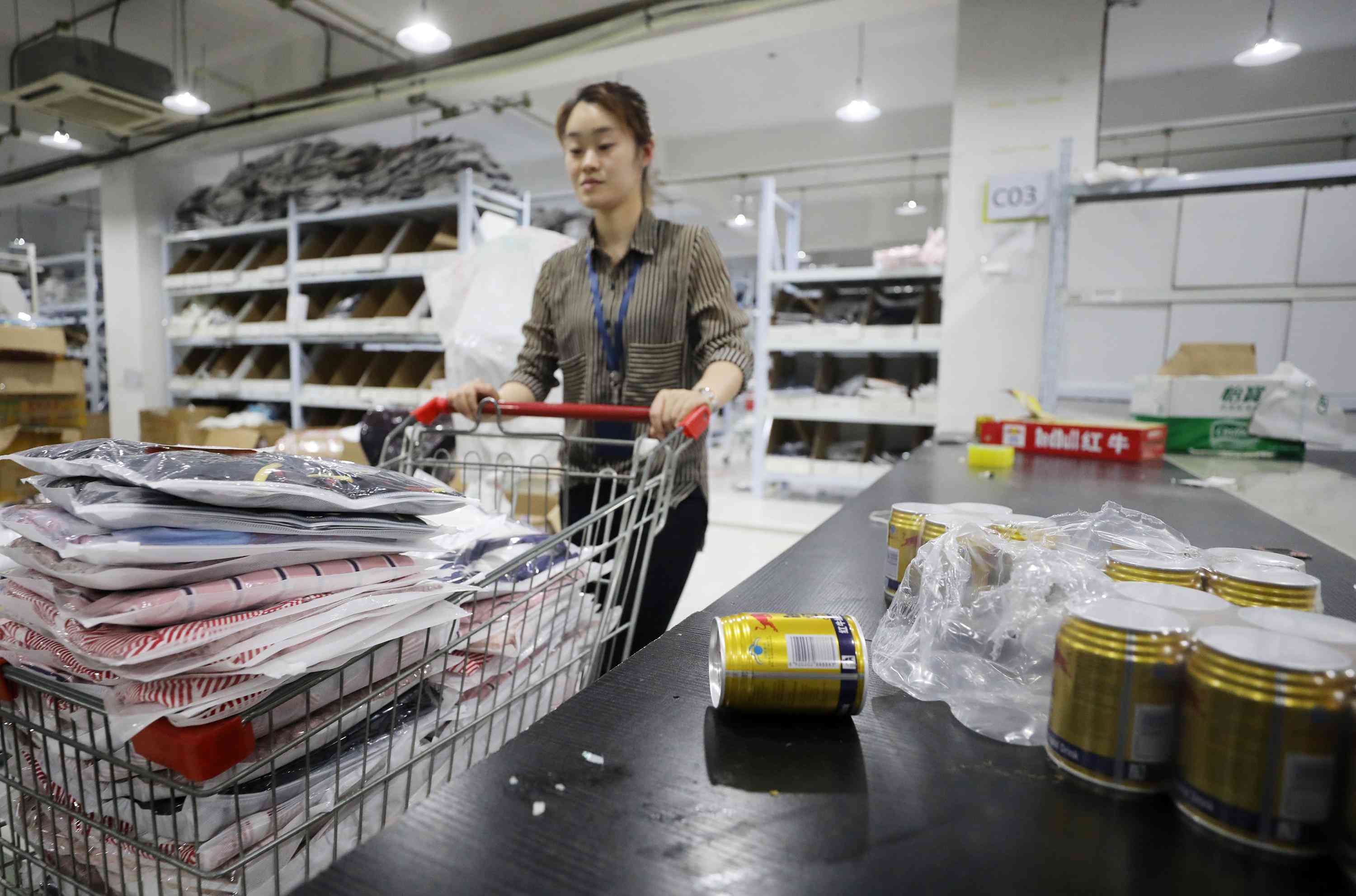 实拍杭州大码女装店 150斤胖妹做主播 一年多用布料200万平米！