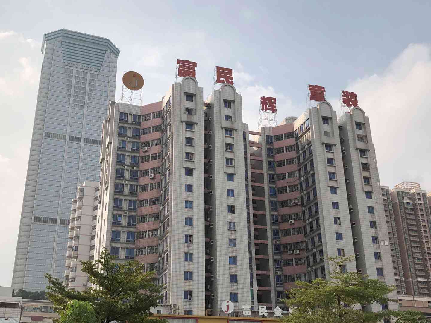 东莞:虎门最大的服装批发市场,富民时装城,销往世界各地