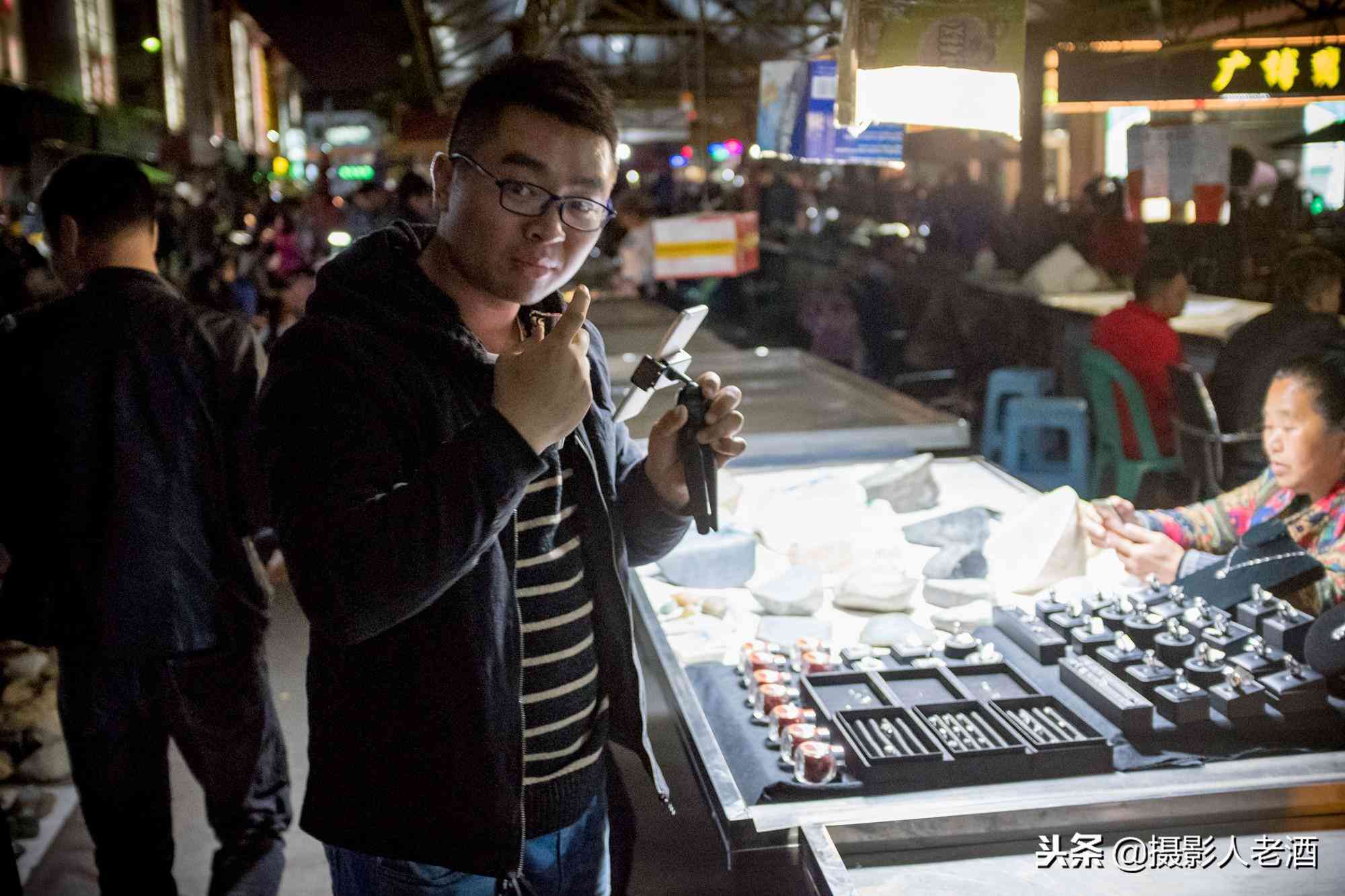 实拍云南瑞丽赌石基地:卖石头的有一半是缅甸人,随便一块几万块