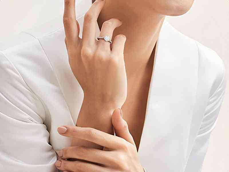 铂金婚戒一对一般多少钱(铂金婚戒一对一般多少钱合适)