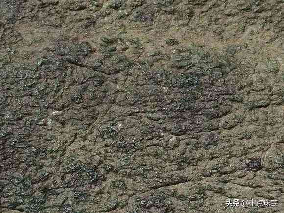 翡翠原石长什么样子(玉石原石长什么样子)