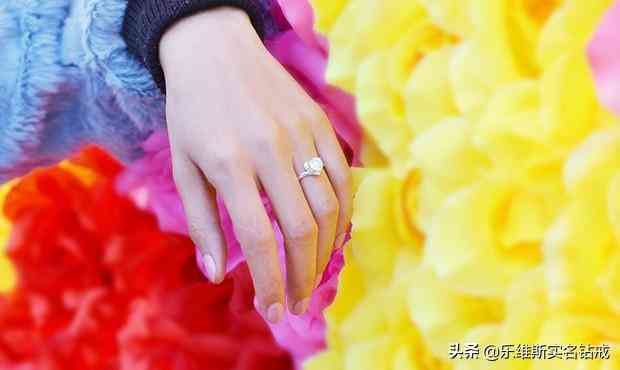 左手无名指戴戒指的含义(左手的无名指戴戒指是什么意思)
