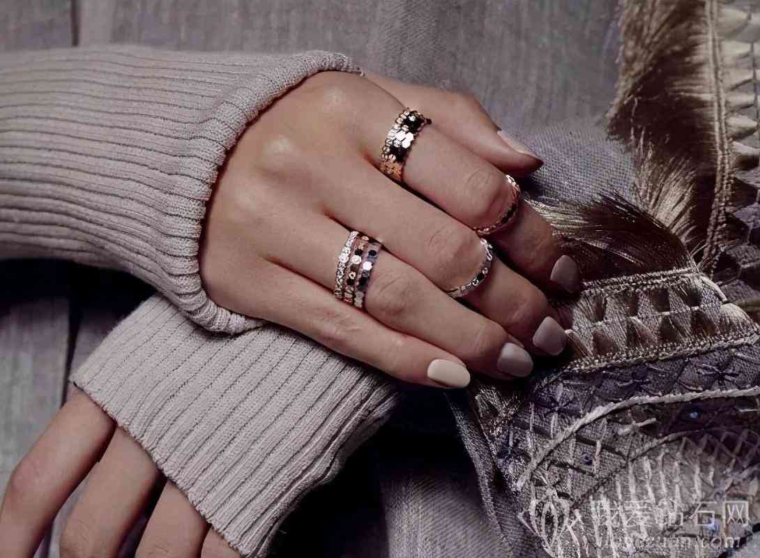 女生左手中指戴戒指是什么(女生左手中指戴戒指说明什么)