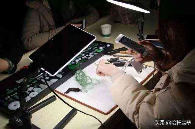 云南翡翠手镯价格(云南翡翠手镯价格查询)