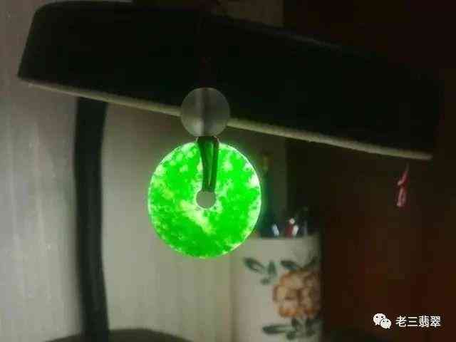 真翡翠在灯光下是什么样子的(真翡翠在荧光灯下是什么样的)