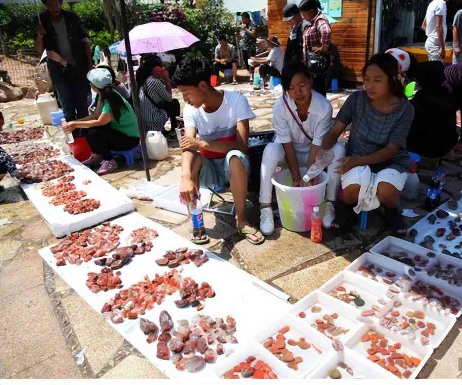 真正的南红玛瑙手串多少钱(南红玛瑙手串的价钱和图片)