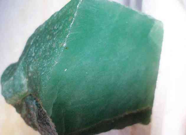 东陵玉手镯什么颜色最值钱(东陵玉手镯深色好还是浅色好)