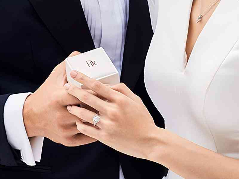 求婚钻戒买多少钱的(求婚钻戒买多少钱的好)