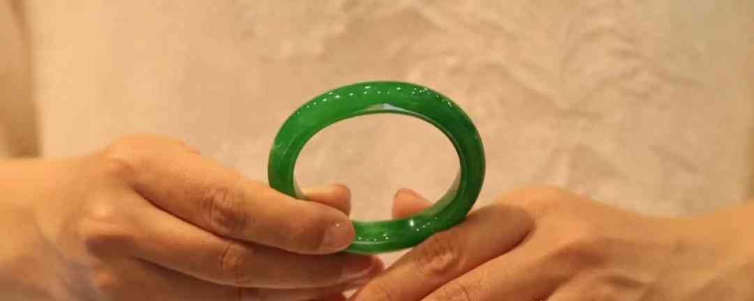 翡翠手镯怎么鉴别真假(翡翠手镯怎样分辨真假)