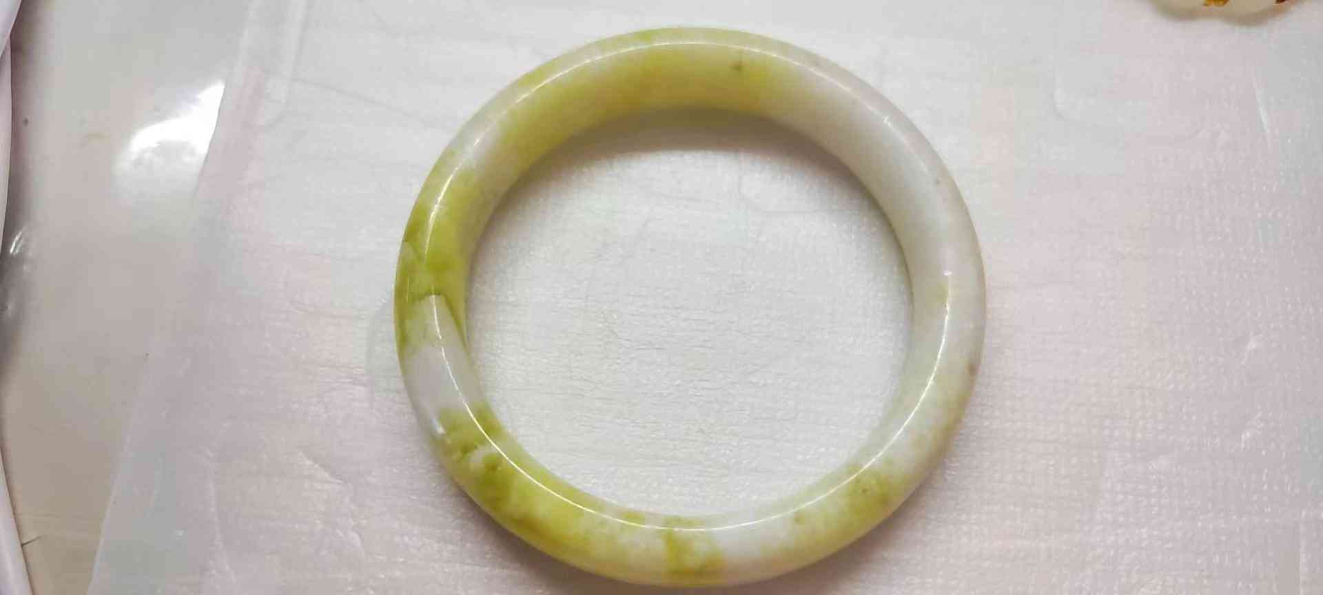 蓝田玉手镯白色好还是绿色好(蓝田玉手镯白色好还是绿色好呢)