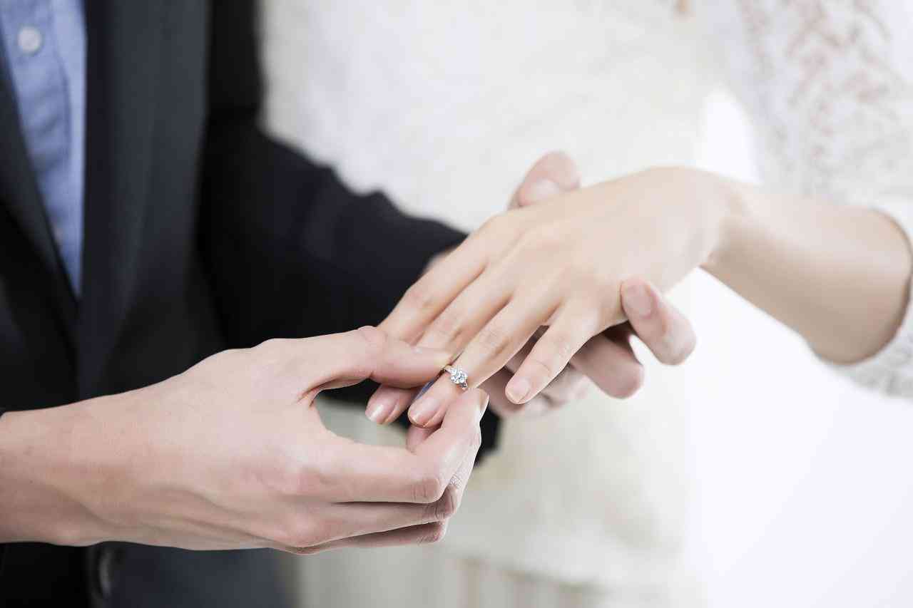 订婚和结婚要买两次戒指吗(结婚要买两对戒指吗)