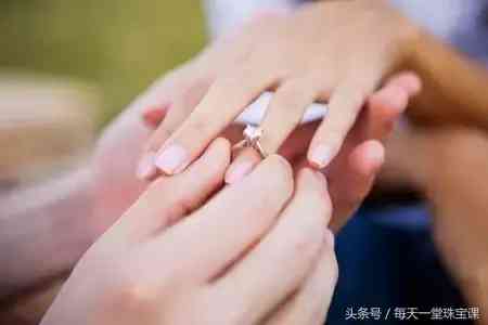 尾戒戴左手还是右手防小人(防小人的尾戒戴左手还是右手)