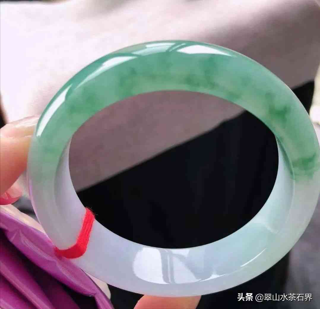 什么样的翡翠手镯有收藏价值(翡翠手镯有没有收藏价值)