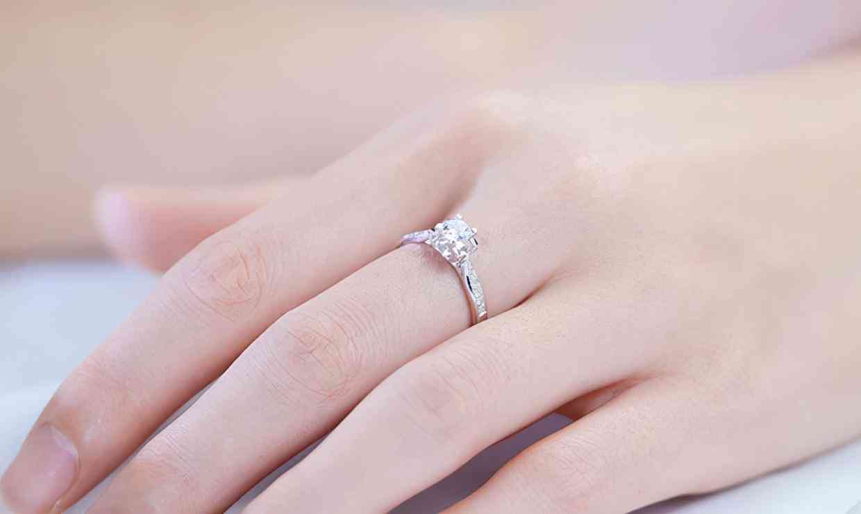 女生送男生戒指的忌讳(女生送男生戒指的含义)