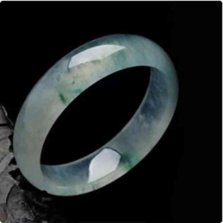 翡翠镯子里面有棉絮好不好(翡翠玉镯里面有棉絮)