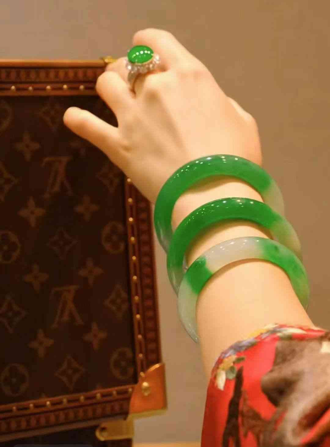 玉手镯的功效与作用(东陵玉手镯的功效与作用)