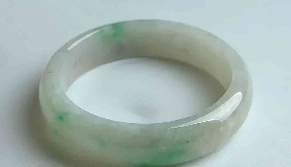 2万的白底青翡翠手镯(几十万的白底青翡翠手镯)