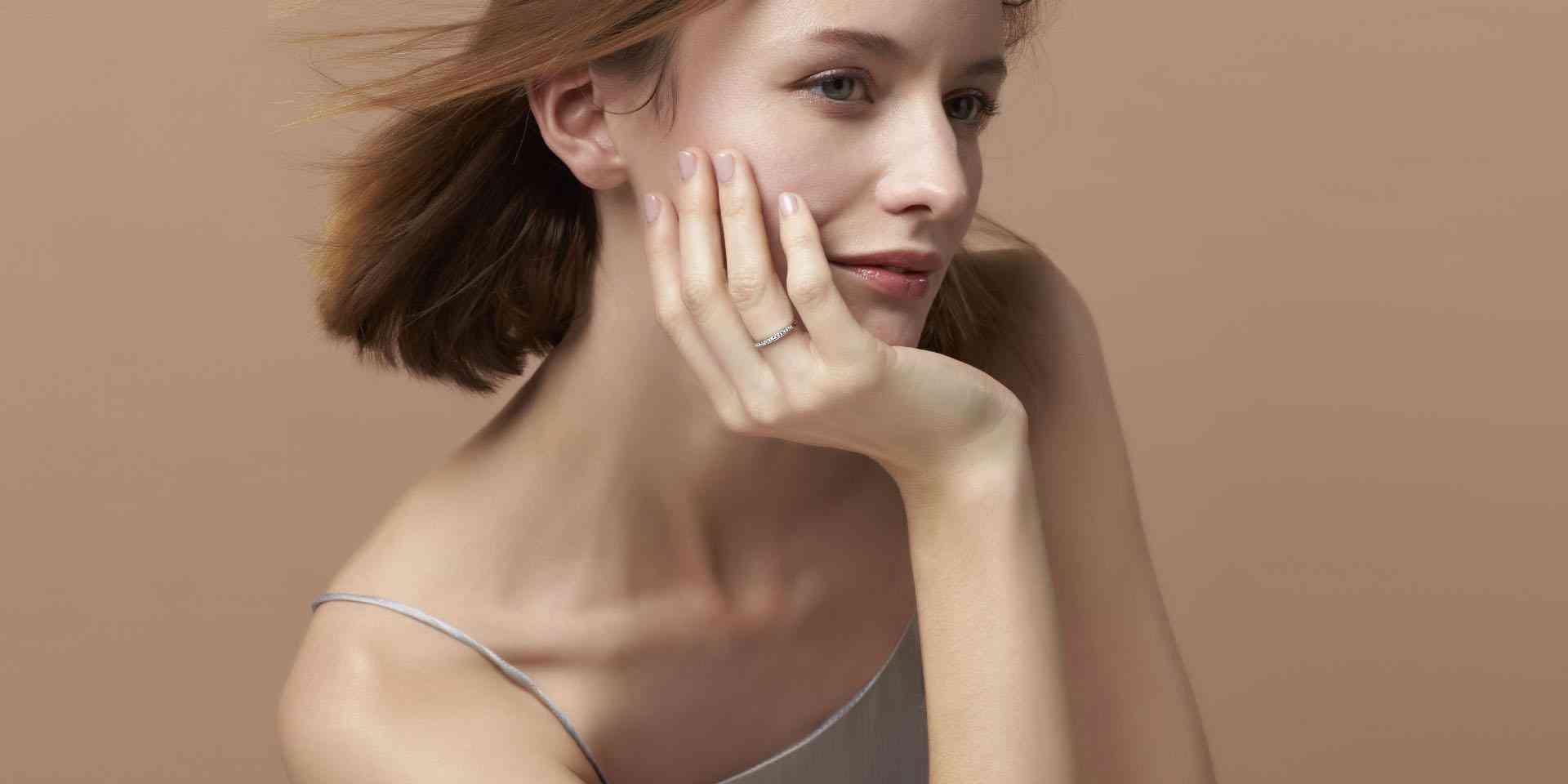 结婚戒指女生可以戴右手吗(结婚戒指女生可以戴右手吗)