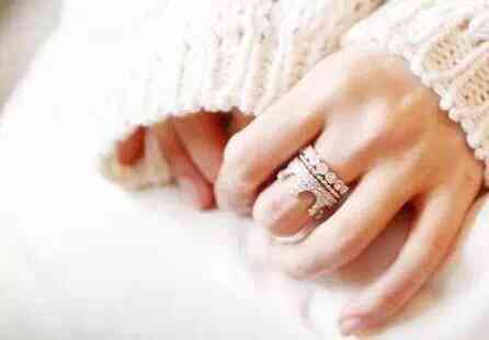 结过婚的女人戒指戴法(结过婚的女人戒指戴法视频)