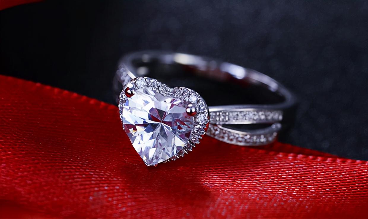 一般订婚是买金戒指还是钻戒(结婚买钻戒还是订婚买钻戒)