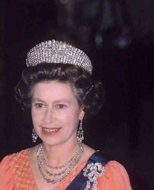 俄罗斯钻石矿坑(俄罗斯钻石矿坑为何不开采)