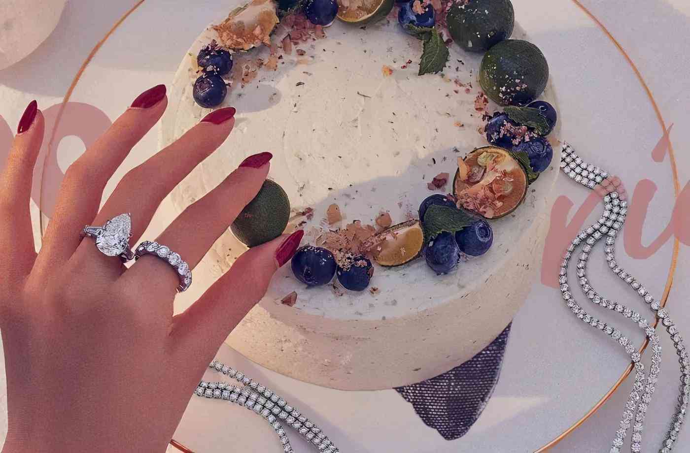 左中指戴戒指的意义(左中指戴戒指是什么指)