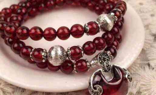 女人戴石榴石几圈好(女人戴石榴石几圈好一点)