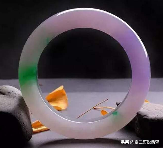 春带彩翡翠手镯一般多少钱(春带彩翡翠手镯价位讲解)