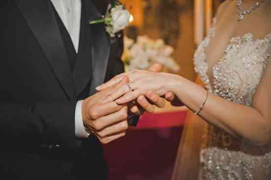 潮宏基和周大福哪个品牌好(潮宏基和周六福哪个品牌好)