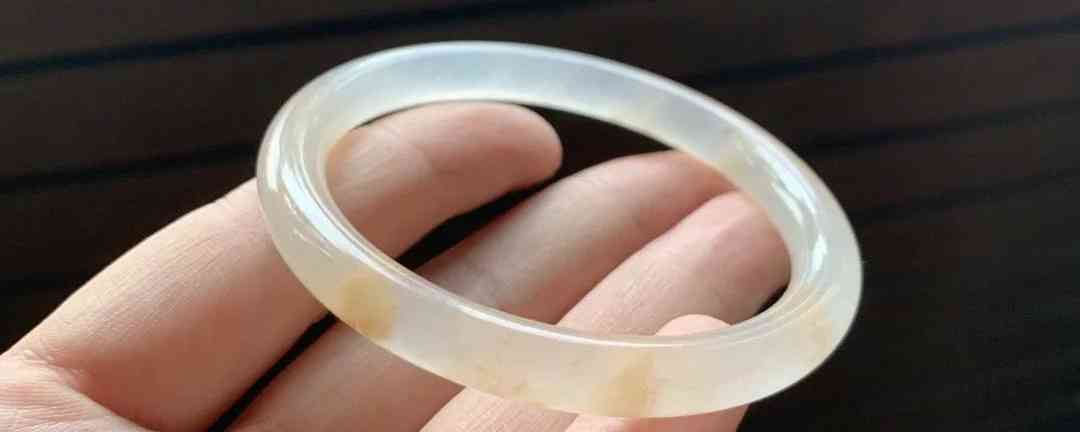 怎么鉴别玉镯(怎么鉴别玉镯有没有注胶了)