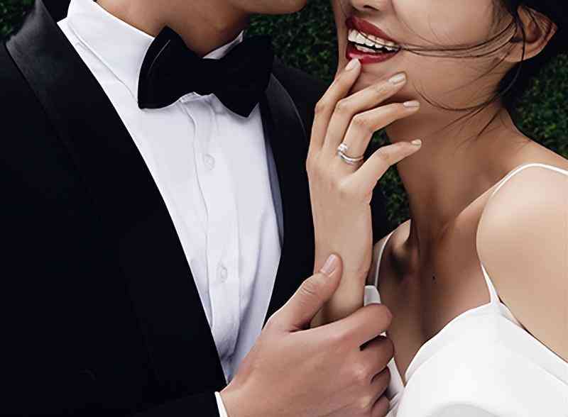 女士佩戴戒指的正确方法(女人戴戒指的戴法)