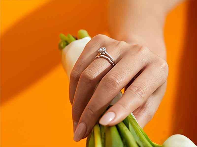 订婚戒指买一对还是一个(钻戒一克拉多少钱)插图2 订婚戒指买一对还是一个(钻戒一克拉多少钱)插图2