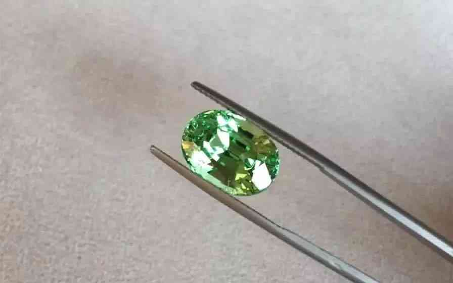 翠榴石价格(翠榴石价格黄褐色)