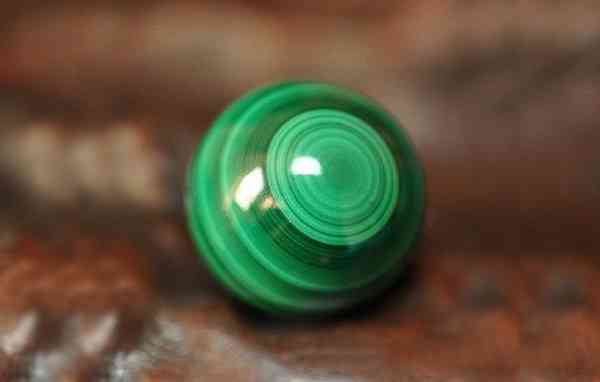 女人戴孔雀石的寓意(孔雀石吊坠值钱吗)