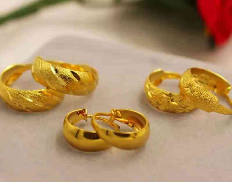 金耳环一般多少克(金耳环多少钱一克)插图1