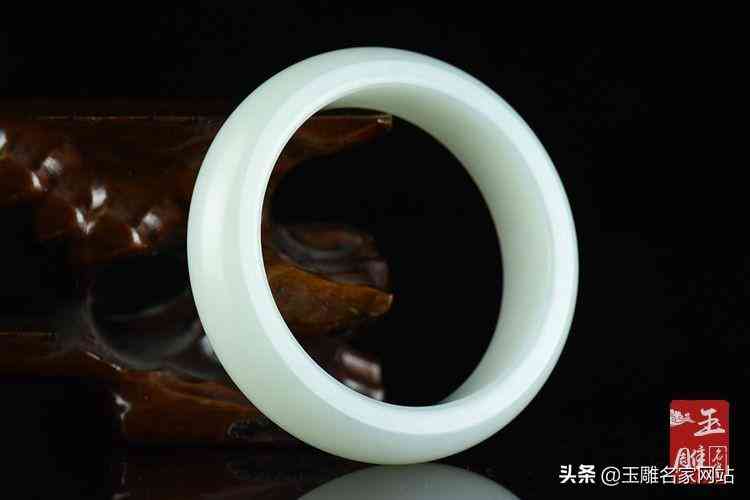和田玉镯子价格(新疆和田玉镯子价格)插图2 和田玉镯子价格(新疆和田玉镯子价格)插图2