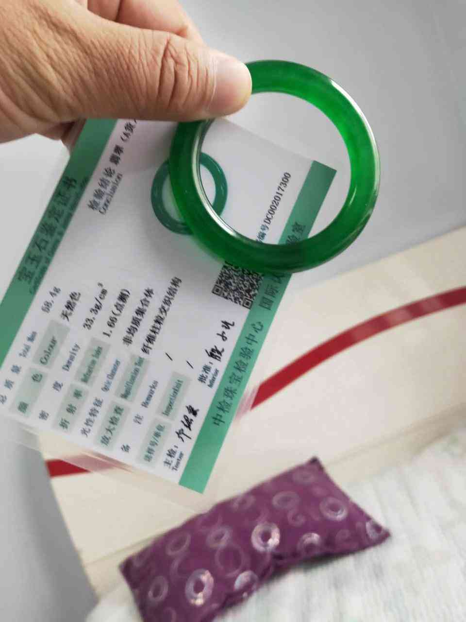 翡翠a货怎么鉴定真假(翡翠鉴别最简单方法水泡)