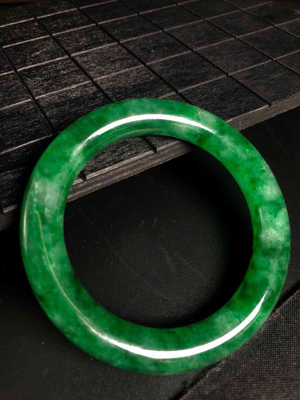 翡翠a货怎么鉴定真假(翡翠鉴别最简单方法水泡)插图1