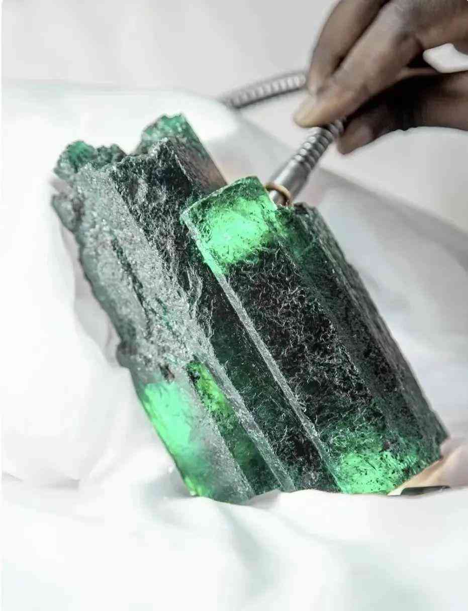 祖母绿戒指一般多少钱(祖母绿戒指一般多少钱一对)插图6